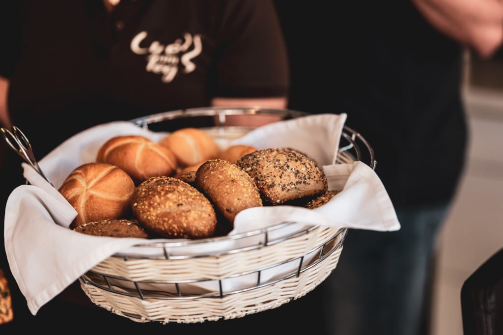 tvb-hallein-duerrnberg-erleben-geniessen-cafe-am-steg-brotkorb