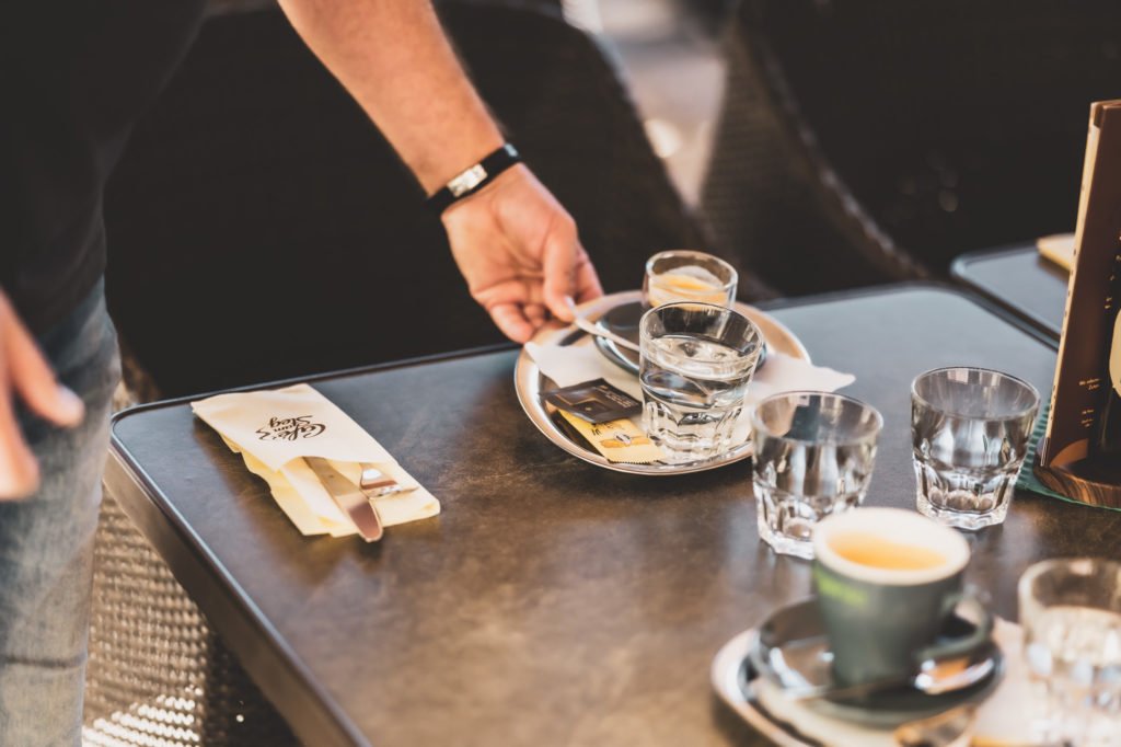 tvb-hallein-duerrnberg-erleben-geniessen-cafe-am-steg-kaffee-serviert