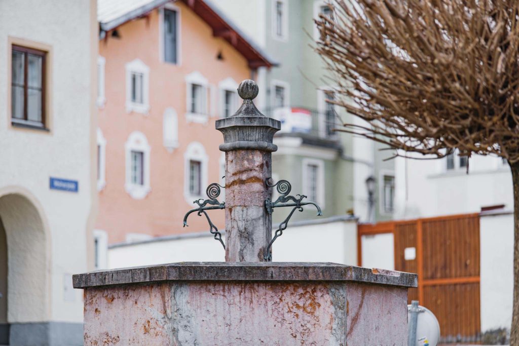 tvb-hallein-bad-duerrnberg-erleben-sehenswuerdigkeiten-brunnen-verkehrsinsel