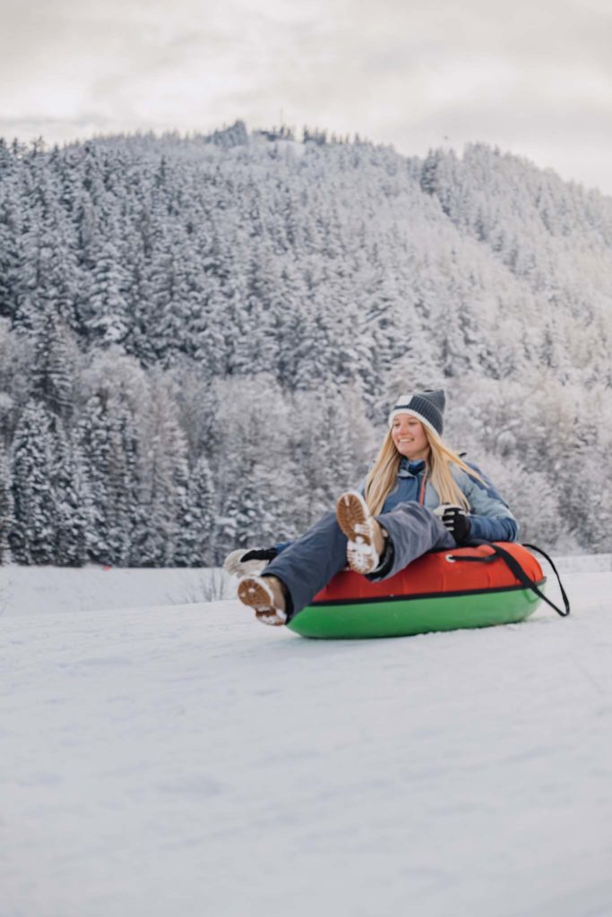 tvb-hallein-duerrnberg-erleben-ausfluege-duerrnberg-snowtuben-frau-beim-rutschen