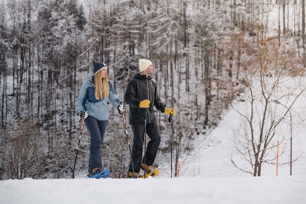 tvb-hallein-duerrnberg-erleben-duerrnberg-schneeschuhwandern-wallbrunn-paerchen-beim-wandern