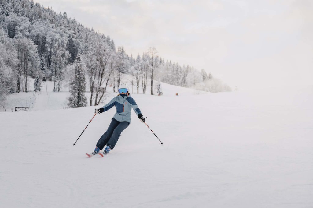 tvb-hallein-duerrnberg-erleben-duerrnberg-skifahren-am-duerrnberg-frau-beim-skifahren