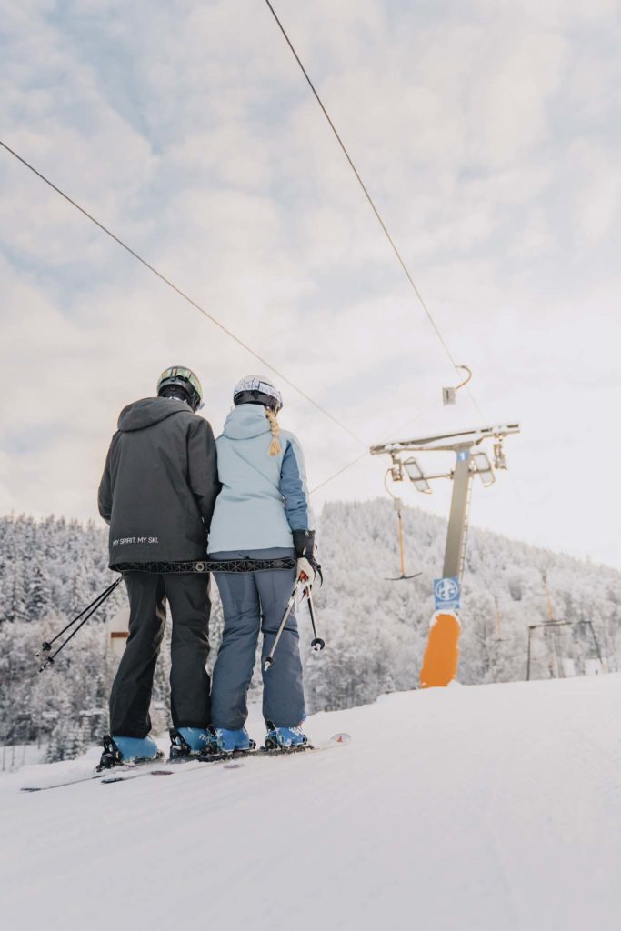 tvb-hallein-duerrnberg-erleben-duerrnberg-skifahren-am-duerrnberg-paerchen-auf-lift