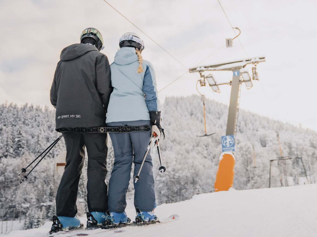 tvb-hallein-duerrnberg-erleben-duerrnberg-skifahren-am-duerrnberg-paerchen-auf-lift