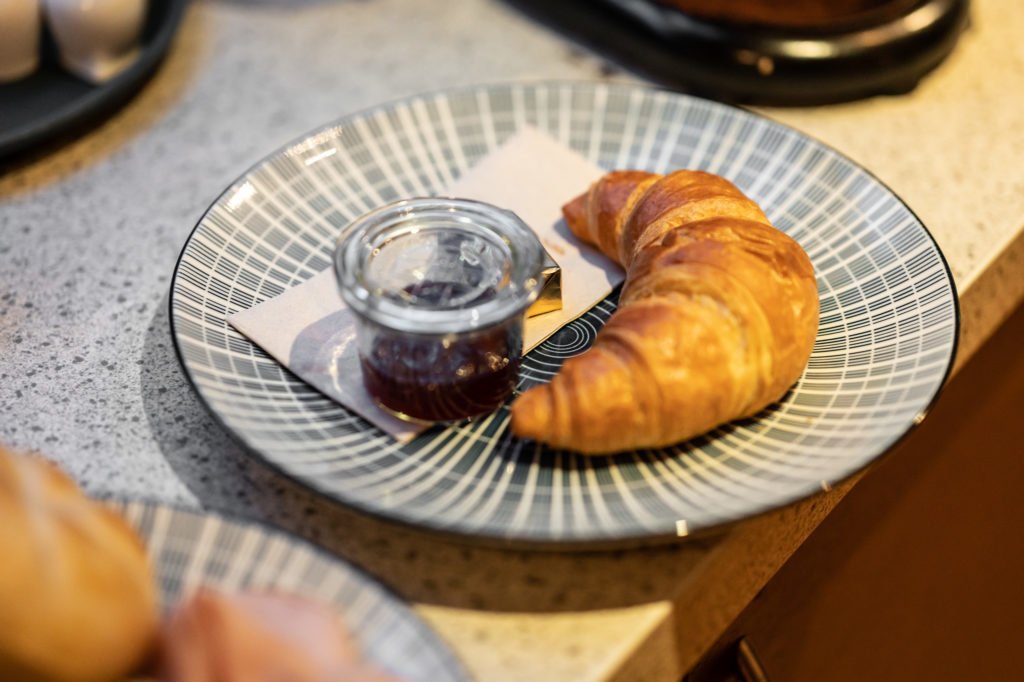 tvb-hallein-duerrnberg-erleben-geniessen-cafe-melies-croissant-mit-marmelade