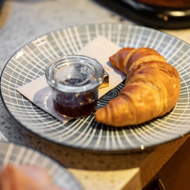 tvb-hallein-duerrnberg-erleben-geniessen-cafe-melies-croissant-mit-marmelade