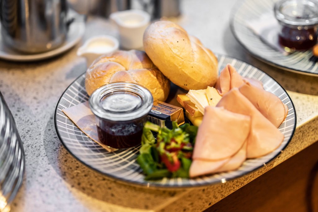 tvb-hallein-duerrnberg-erleben-geniessen-cafe-melies-fruehstuecksteller