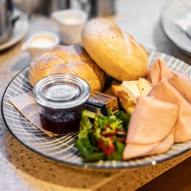 tvb-hallein-duerrnberg-erleben-geniessen-cafe-melies-fruehstuecksteller