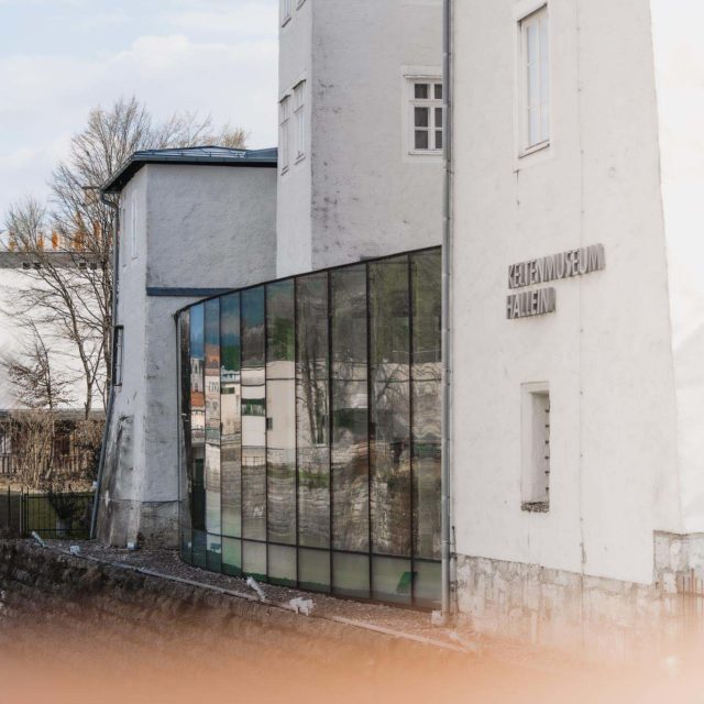 tvb-hallein-duerrnberg-erleben-sehenswuerdigkeiten-keltenmuseum-aussen-hoch-gelaender