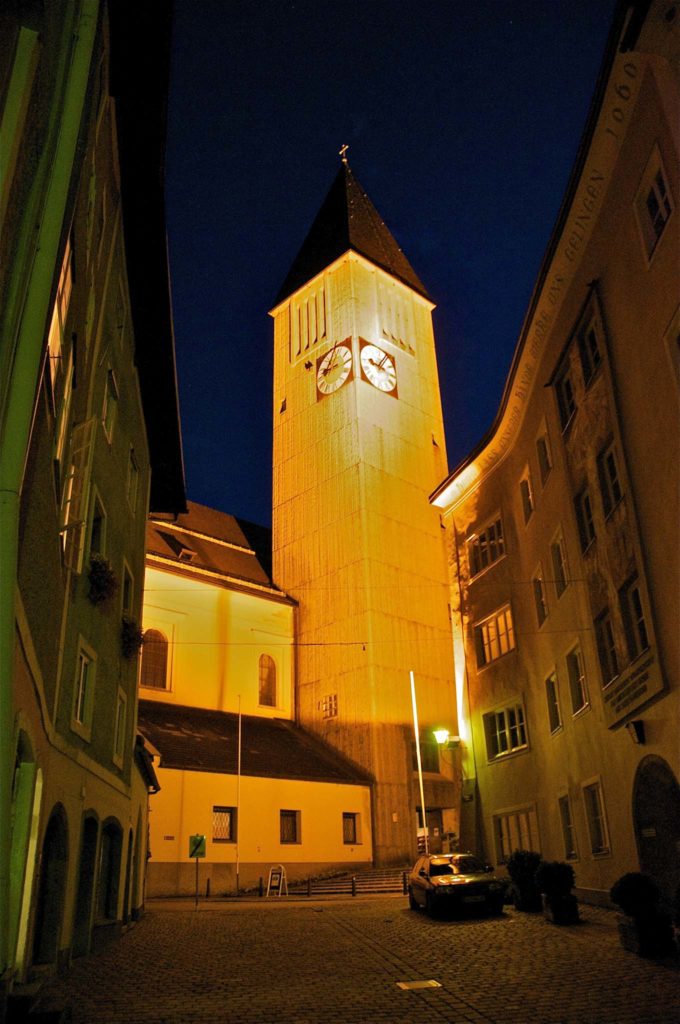 tvb-hallein-duerrnberg-erleben-sehenswuerdigkeiten-stadtpfarrkirche-nacht-hoch