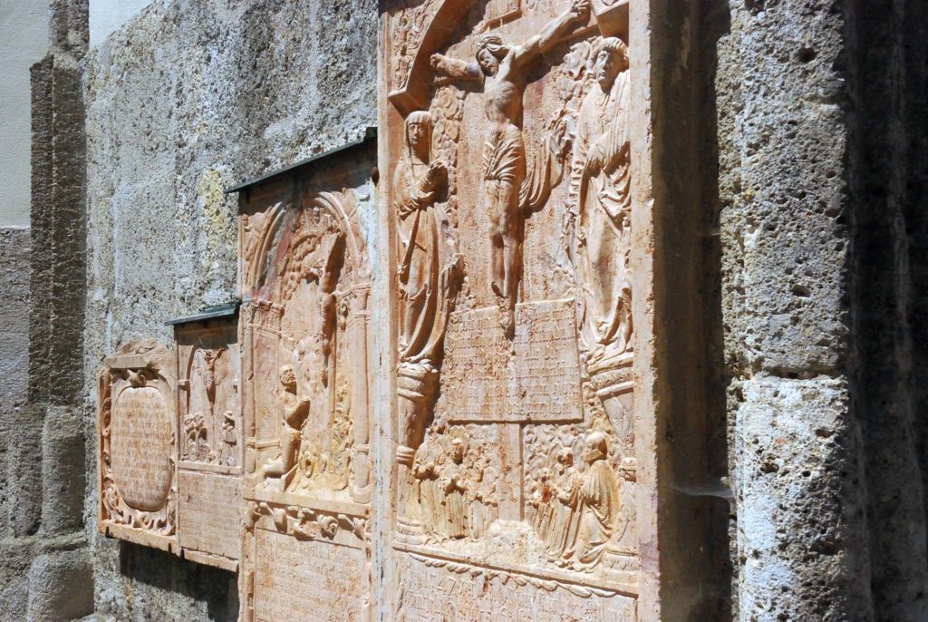 tvb-hallein-duerrnberg-erleben-sehenswuerdigkeiten-stadtpfarrkirche-skulpturen-aussen