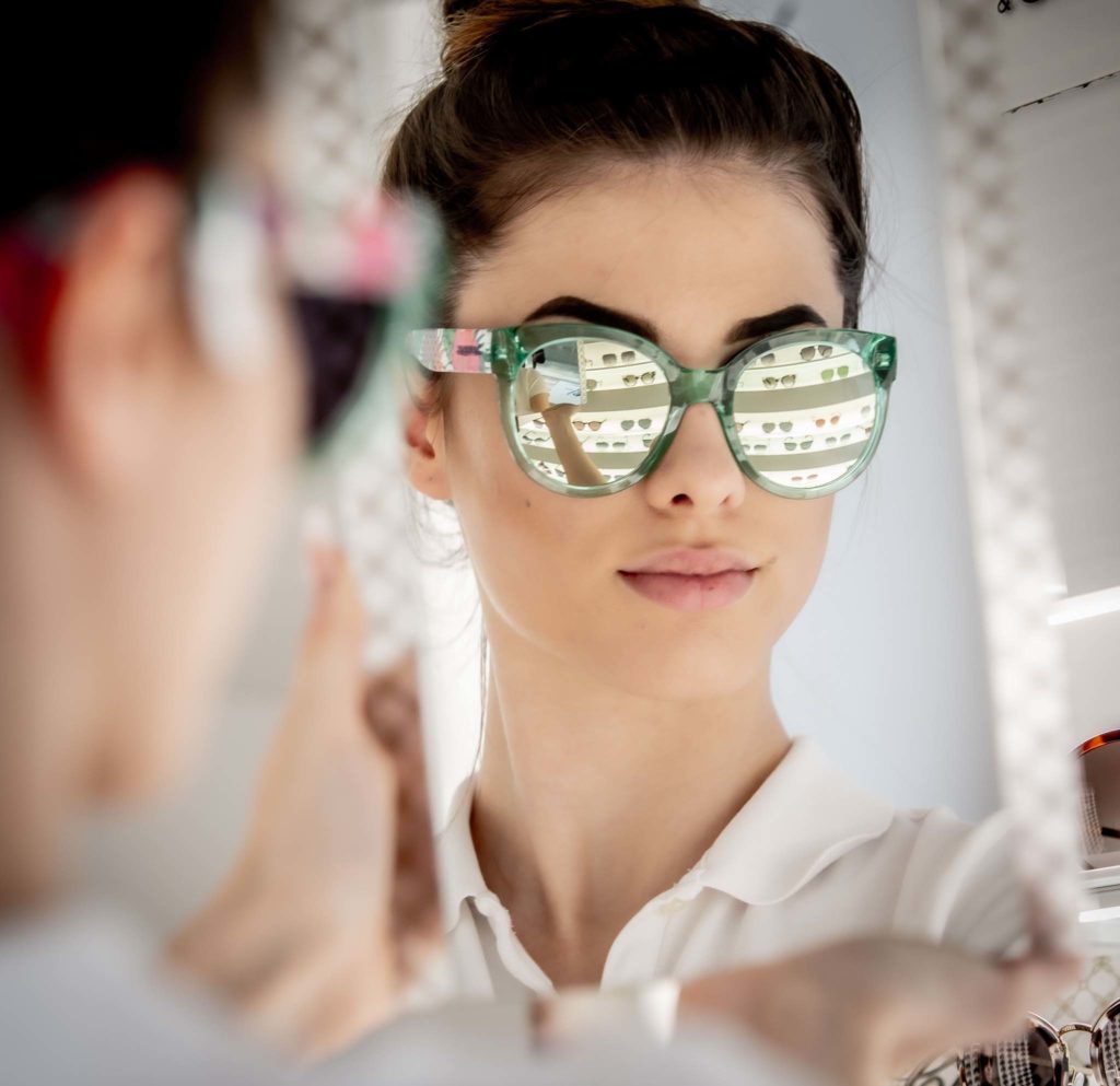 tvb-hallein-duerrnberg-erleben-shopping-augenoptik-schauer-model-brille-anprobieren-spiegel