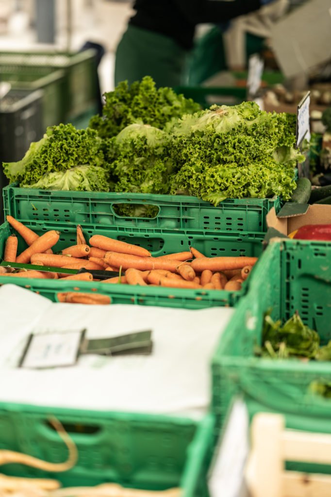 tvb-hallein-duerrnberg-erleben-shopping-biomarkt-karotten-salat