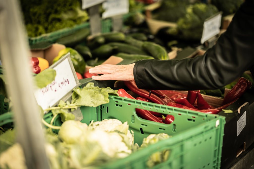 tvb-hallein-duerrnberg-erleben-shopping-biomarkt-kundin