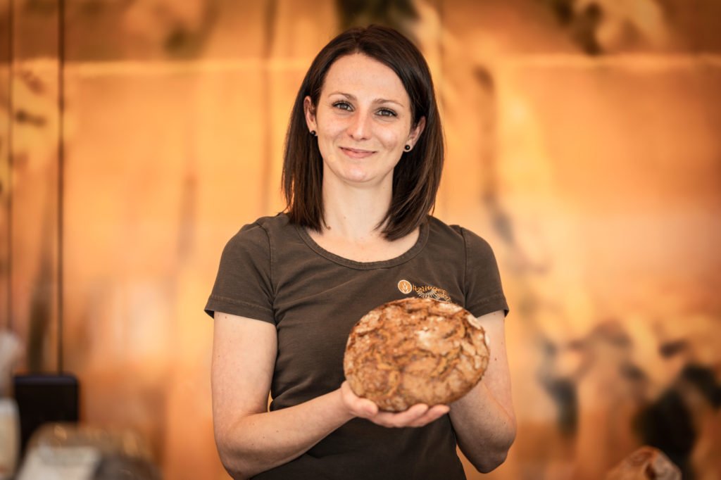 tvb-hallein-duerrnberg-erleben-shopping-biomarkt-verkaeuferin-mit-brot