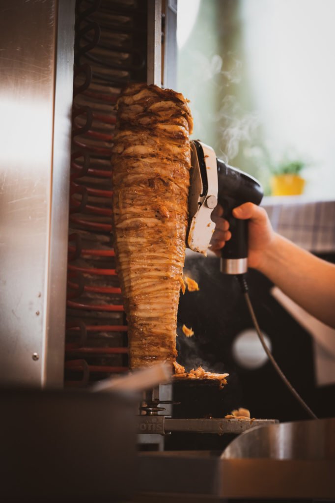 tvb-hallein-duerrnberg-erleben-shopping-koenig-kebab-fleisch-schneiden