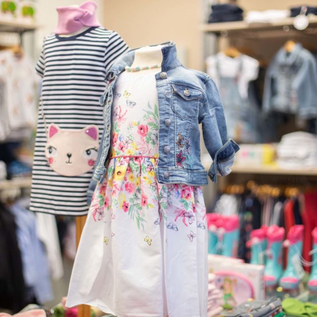 tvb-hallein-duerrnberg-erleben-shopping-piccolino-kindermode-kleid-mit-jeansjacke