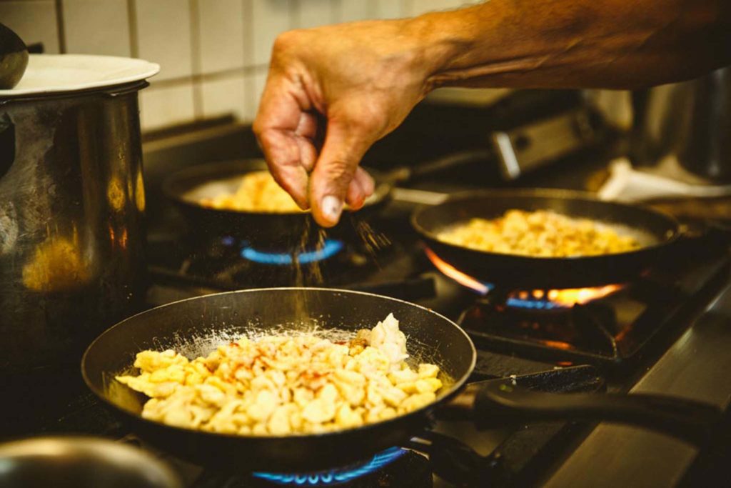 tvb-hallein-duerrnberg-genießen-bergrestaurant-zinkenstüberl-kaiserschmarrn