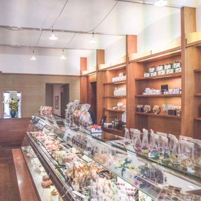 tvb-hallein-duerrnberg-genießen-cafe-konditorei-braun-geschaeftslokal-innenraum