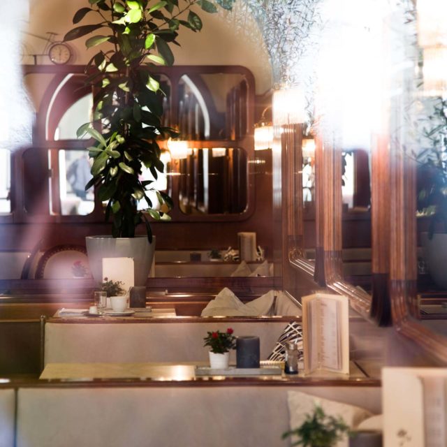 tvb-hallein-duerrnberg-genießen-cafe-mikl-geschaeftslokal-innenraum-von-aussen