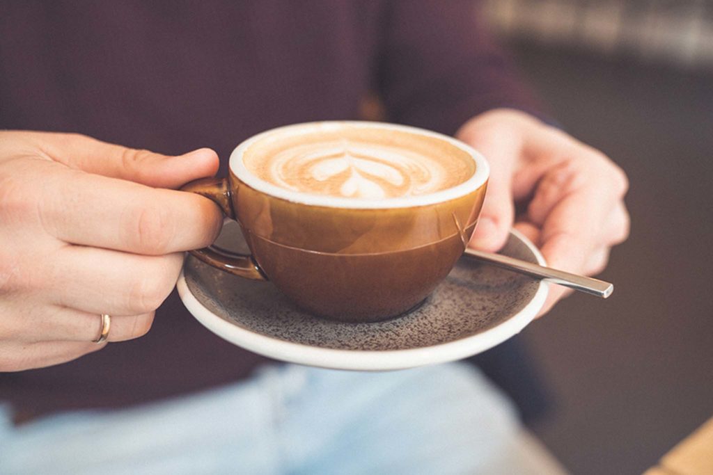 tvb-hallein-duerrnberg-genießen-cafe-pan-cafe-cappuccino-zubereitet