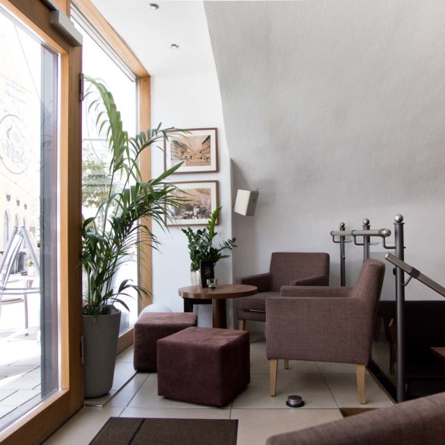 tvb-hallein-duerrnberg-genießen-cafe-salitri-geschaeftslokal-eingangsbereich