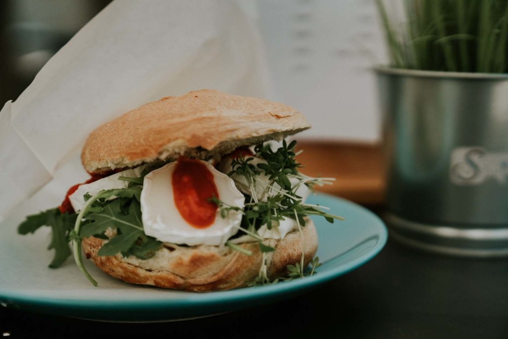 tvb-hallein-duerrnberg-genießen-die-schleckerei-sandwich-mit-rukola-und-kaese