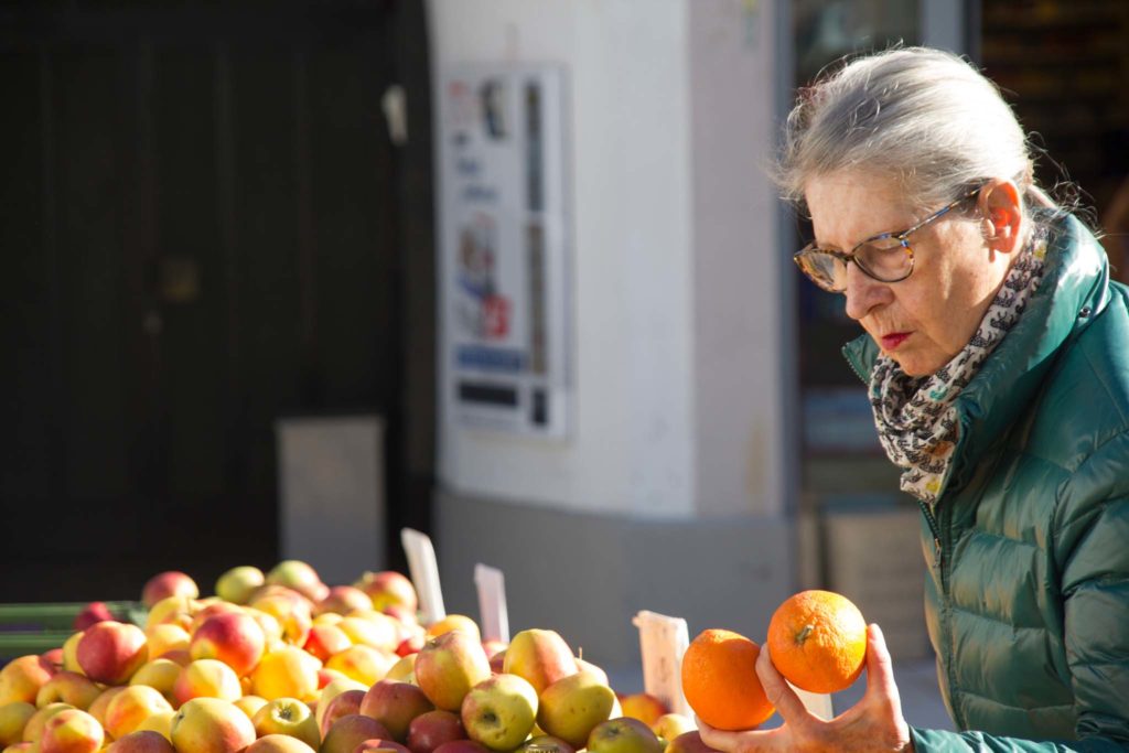 tvb-hallein-duerrnberg-genießen-halleiner-gruenmarkt-kundin-mit-orange