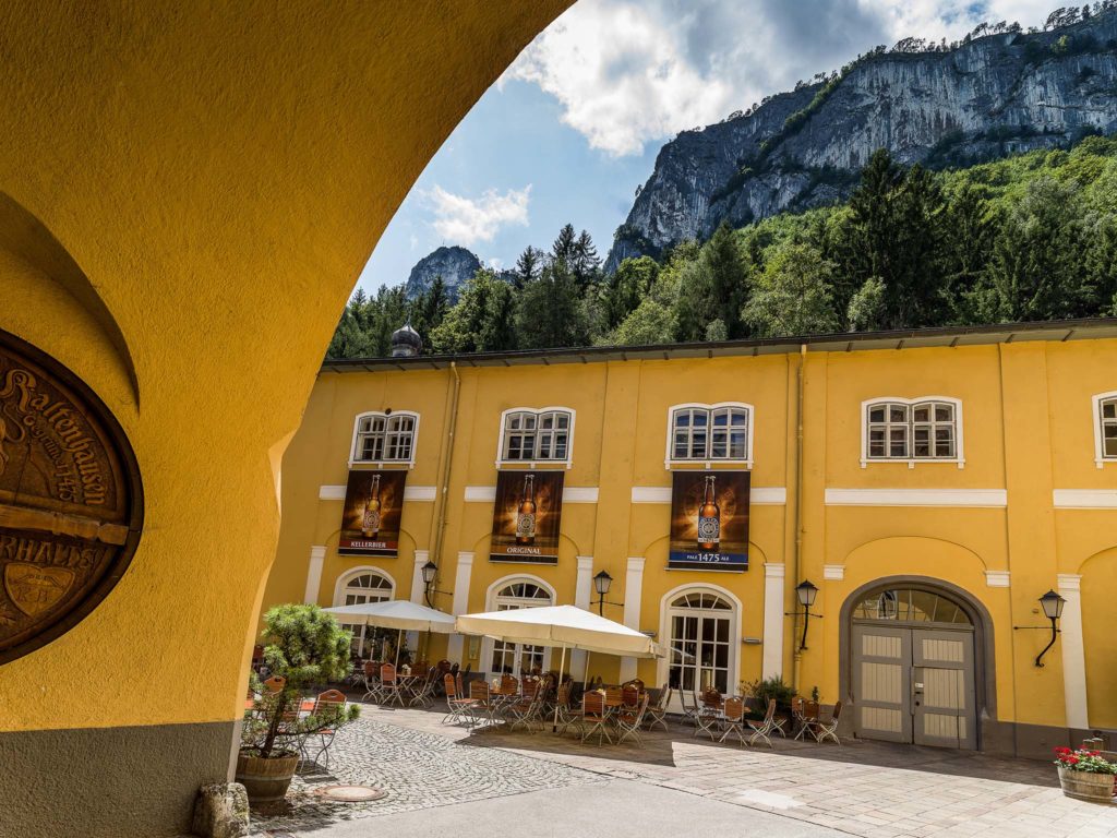 tvb-hallein-duerrnberg-geniessen-restaurant-kaltenhausen-terrasse-innenhof