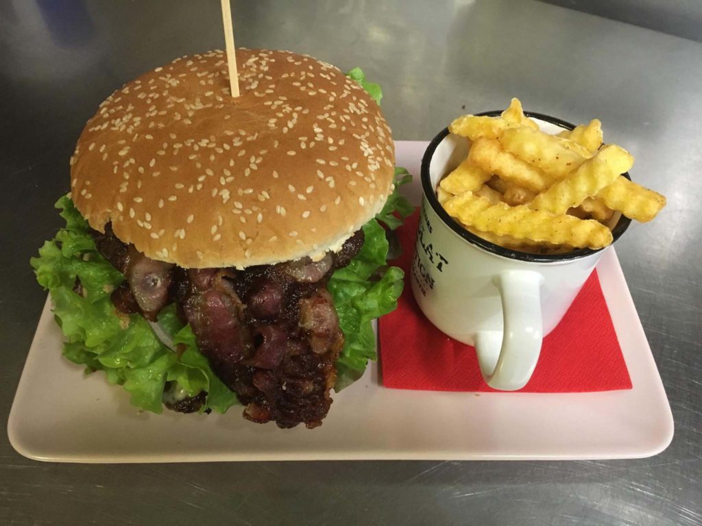 tvb-hallein-duerrnberg-genießen-roadhouse-xxl-burger-mit-pommes