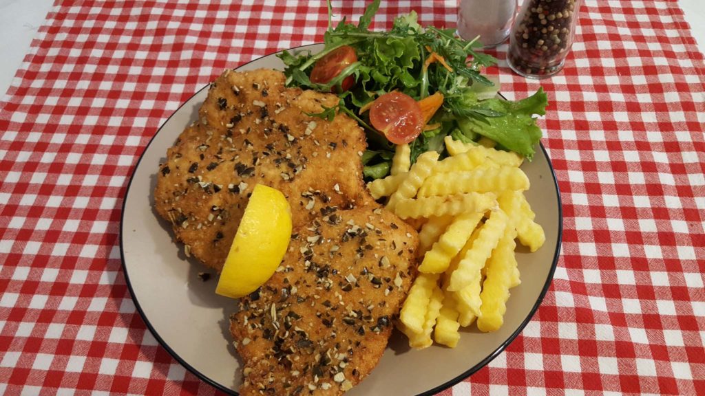 tvb-hallein-duerrnberg-genießen-roadhouse-xxl-schnitzl-mit-pommes