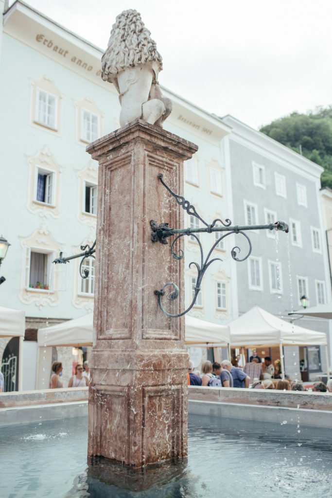 tvb-hallein-duerrnberg-sehenswürdigkeiten-brunnen-kornsteinplatz-hoch