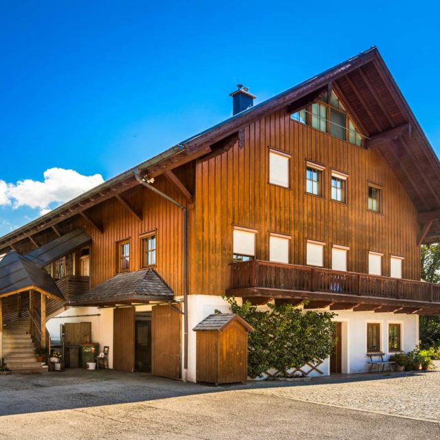 tvb-hallein-duerrnberg-unterkunft-bauernbraeugut-komplettansicht-haus