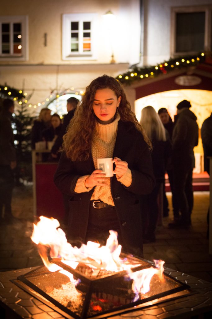 tvb-hallein-dürrnberg-erleben-advent-bayrhamerplatz-adventmarkt-adventfeuer