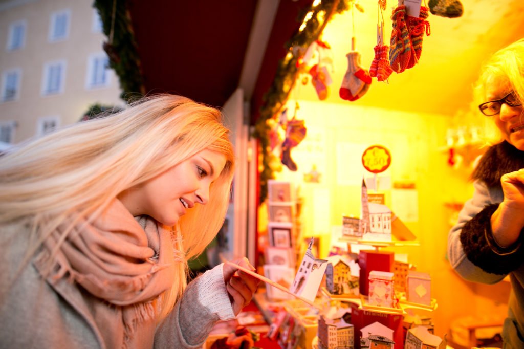 tvb-hallein-dürrnberg-erleben-advent-bayrhamerplatz-adventmarkt-dame-aussteller