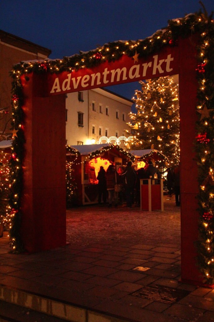 tvb-hallein-dürrnberg-erleben-advent-bayrhamerplatz-adventmarkt-hoch