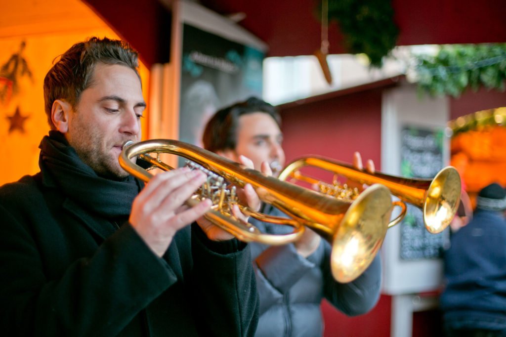 tvb-hallein-dürrnberg-erleben-advent-bayrhamerplatz-adventmarkt-trompeten