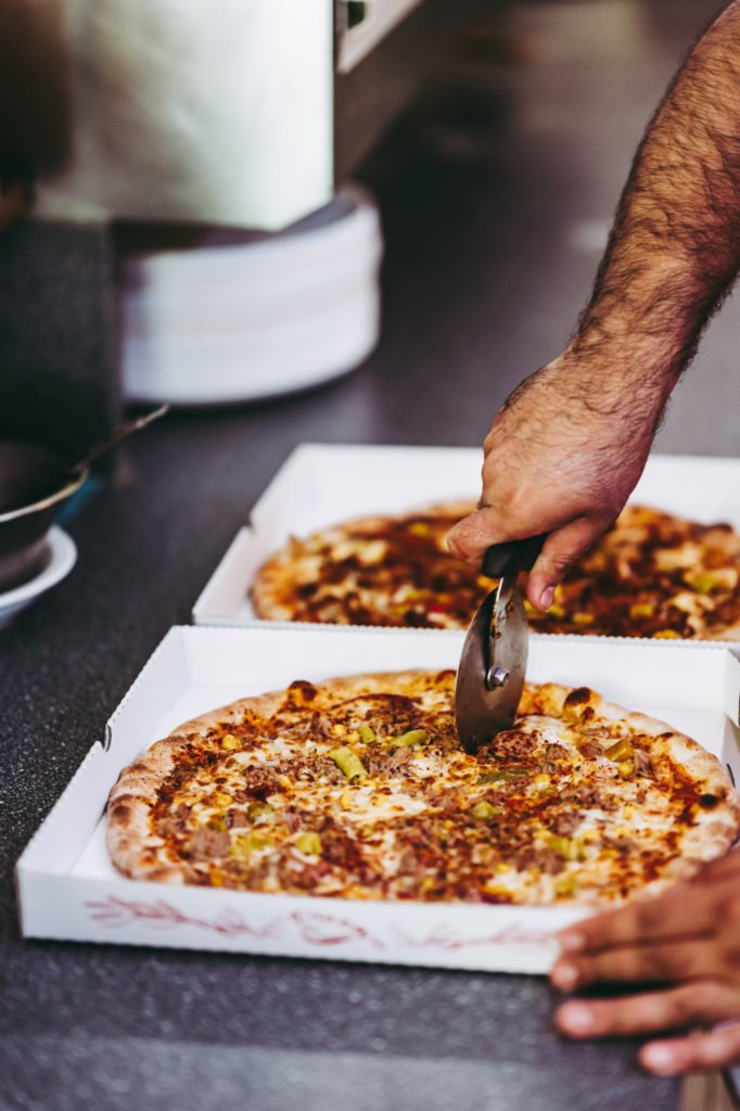 tvb-hallein-duerrnberg-erleben-geniessen-pizza-xpress-pizza-schneiden