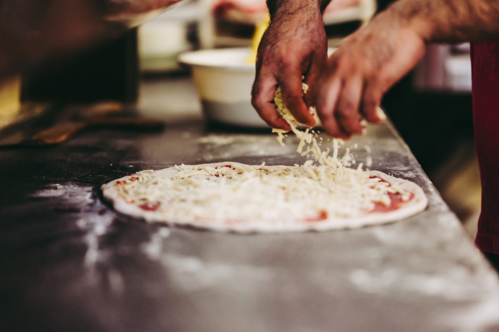 tvb-hallein-duerrnberg-erleben-geniessen-pizza-xpress-pizzakaese-verstreuen