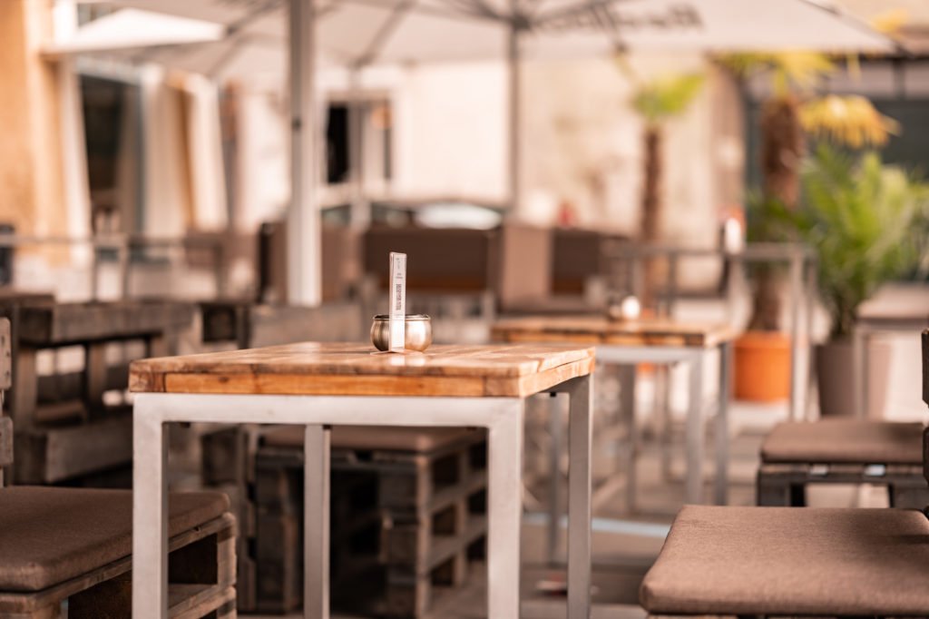 tvb-hallein-duerrnberg-erleben-geniessen-stadtgespraech-gastgarten-tisch