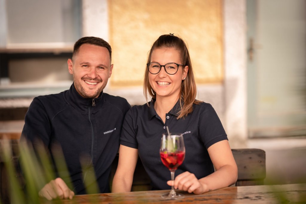 tvb-hallein-duerrnberg-erleben-geniessen-stadtgespraech-jenny-und-zudo-gastgasrten
