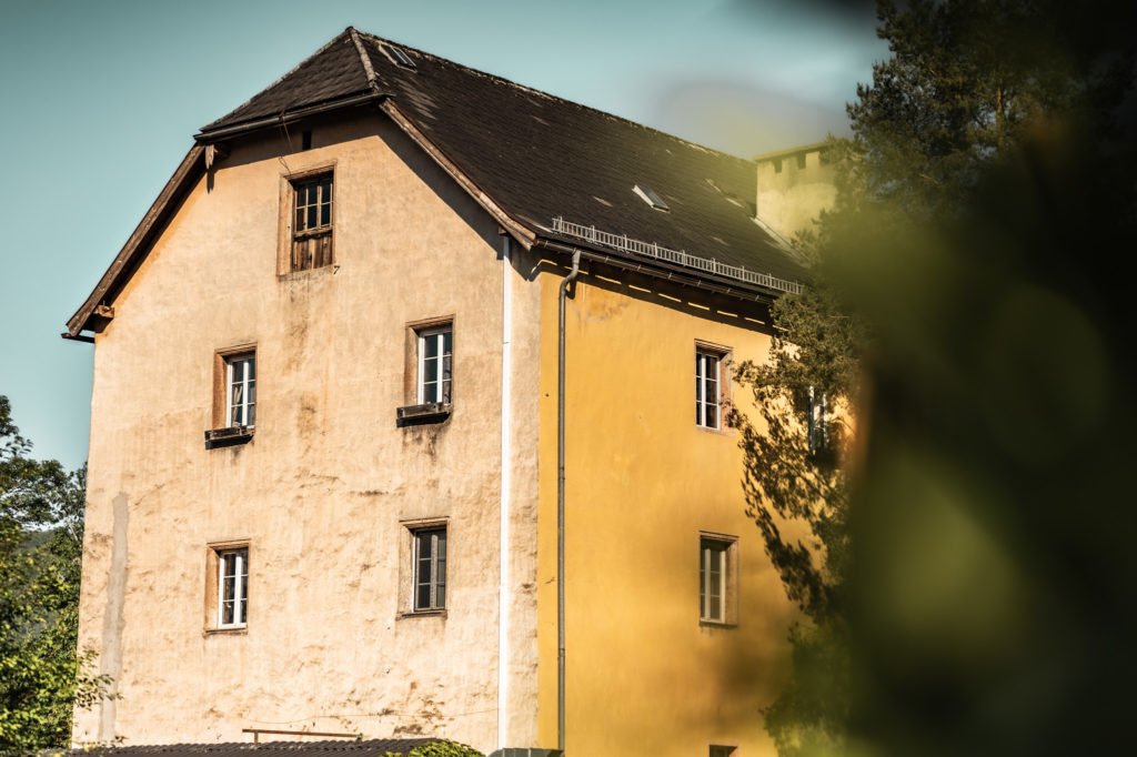 tvb-hallein-duerrnberg-erleben-sehenswuerdigkeiten-schloss-altdorf-gebaeude-aussen