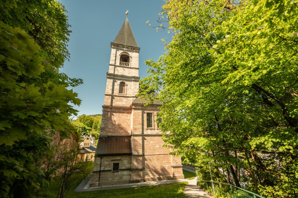 tvb-hallein-duerrnberg-erleben-sehenswuerdigkeiten-wallfahrtskirche-duerrnberg-aussen-garten