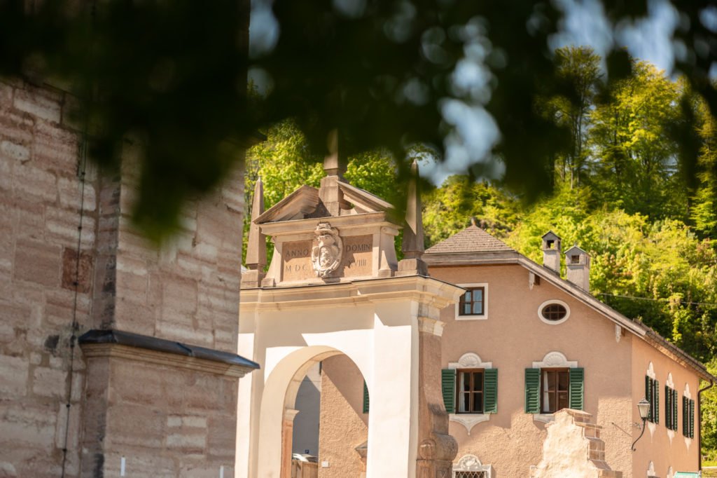 tvb-hallein-duerrnberg-erleben-sehenswuerdigkeiten-wallfahrtskirche-duerrnberg-detail-kirche-aussen