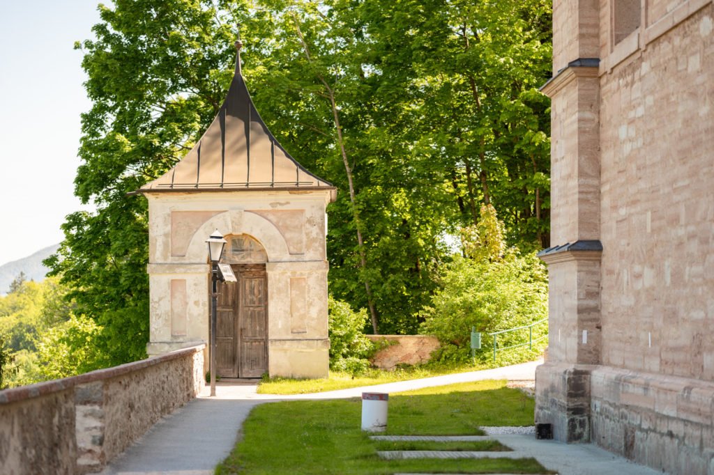 tvb-hallein-duerrnberg-erleben-sehenswuerdigkeiten-wallfahrtskirche-duerrnberg-garten