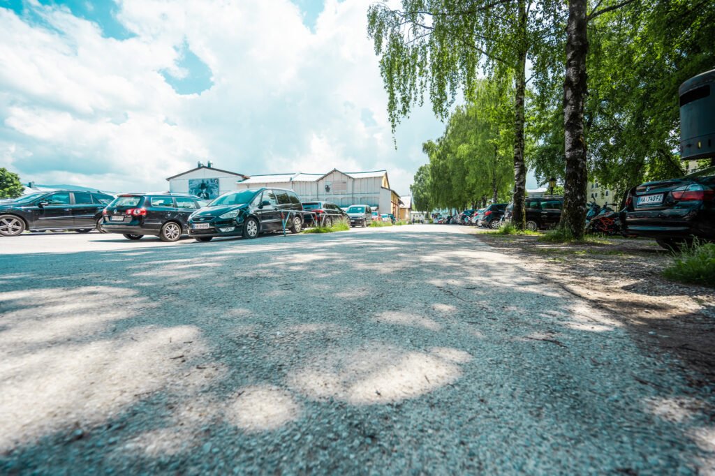 tvb-hallein-duerrnberg-parken-parkplatz-pernerinsel-blick-auf-festspielhaus