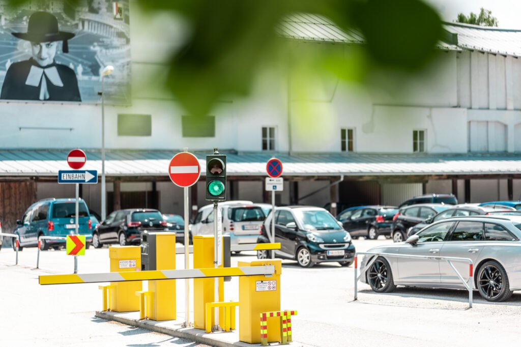 tvb-hallein-duerrnberg-parken-parkplatz-pernerinsel-detail-schranken