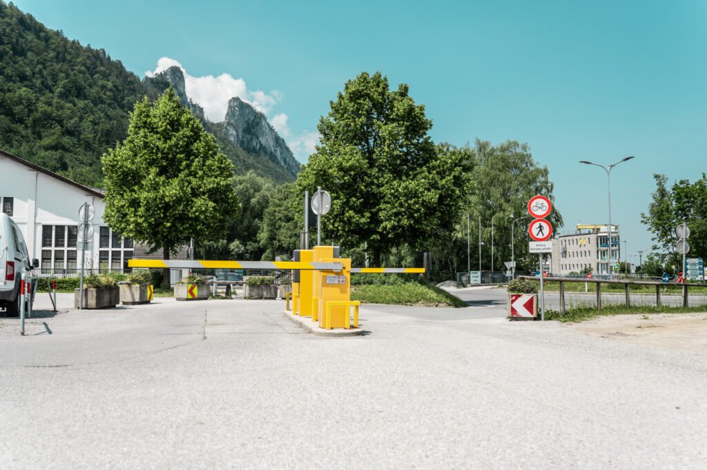 tvb-hallein-duerrnberg-parken-parkplatz-pernerinsel-schranken