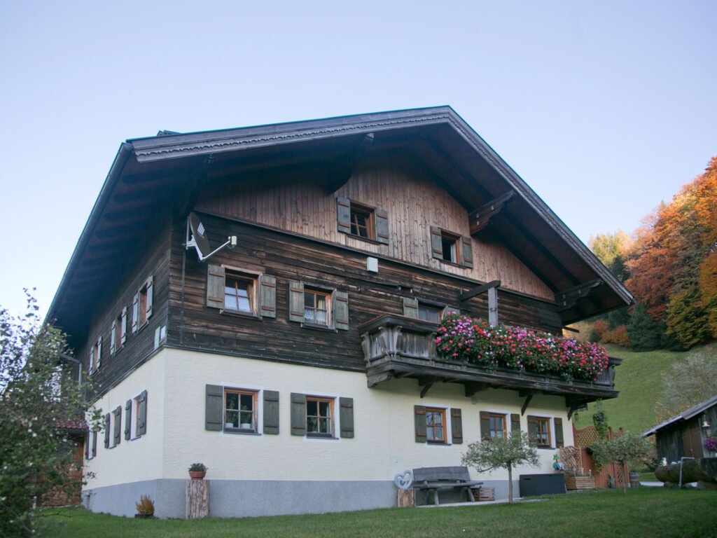 tvb-hallein-duerrnberg-unterkunft-brueggler-aussenansicht-garten