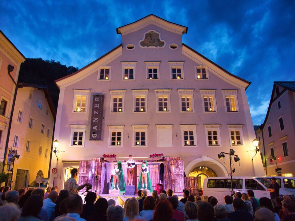 tvb-hallein-duerrnberg-veranstaltungen-strassentheater-publikum